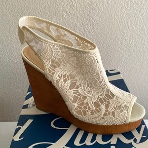 Lucky Brand women’s wedge style Shoe